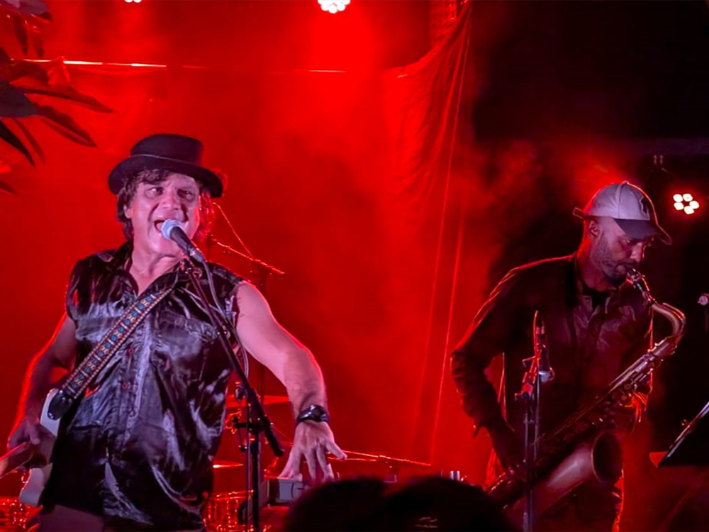 Le groupe sur scène